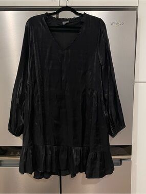 ARULA Black Long-Sleeve V-Neck Ruffle Dress